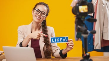 Influencer de medios sociales Holding Like