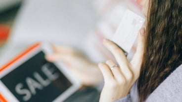 Seorang Wanita Memegang Tablet Digital dan Foto Stok Kartu Kredit
