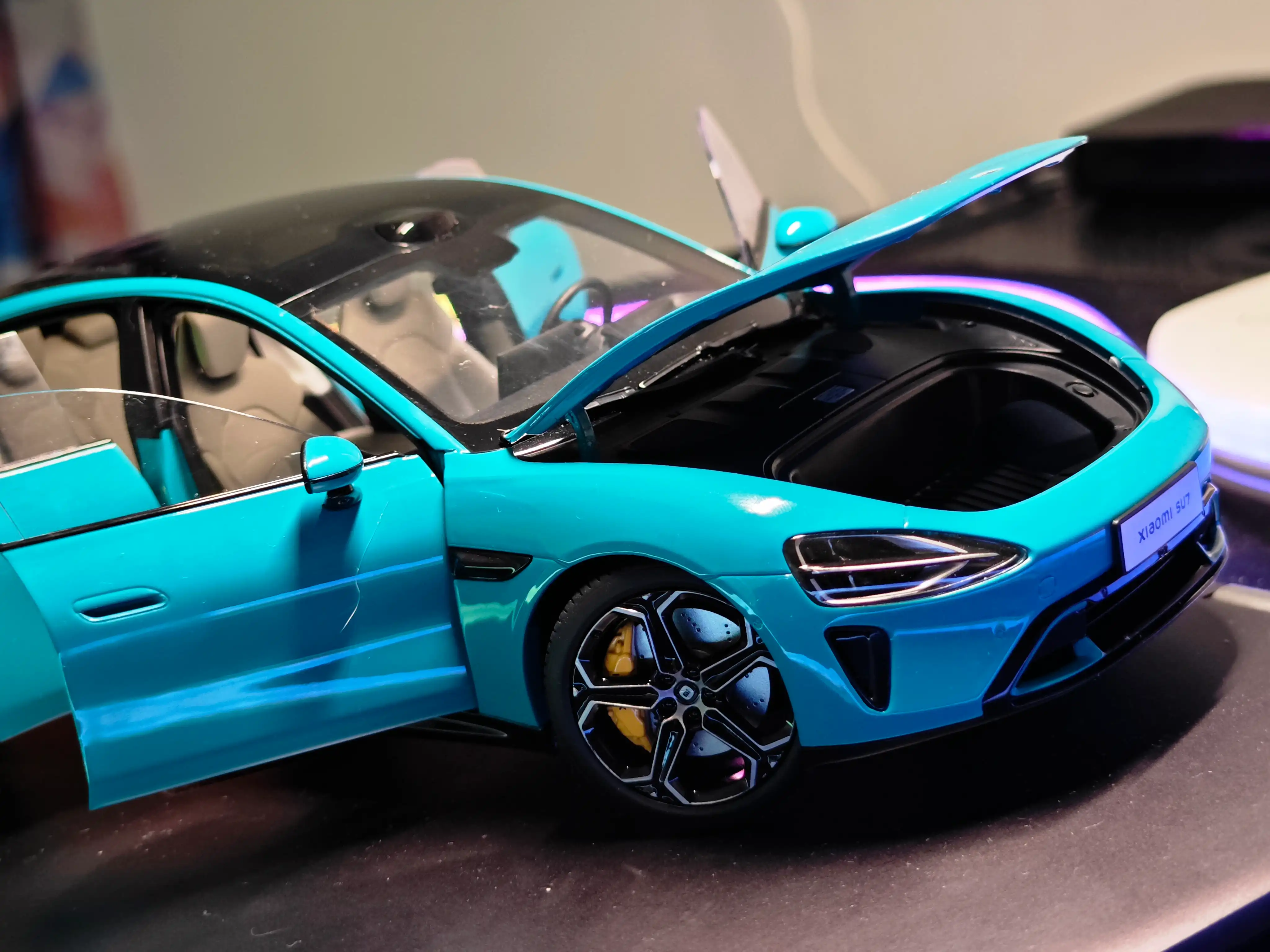 Xiaomi SU7 1:18 model - Every diecast collector's dream 