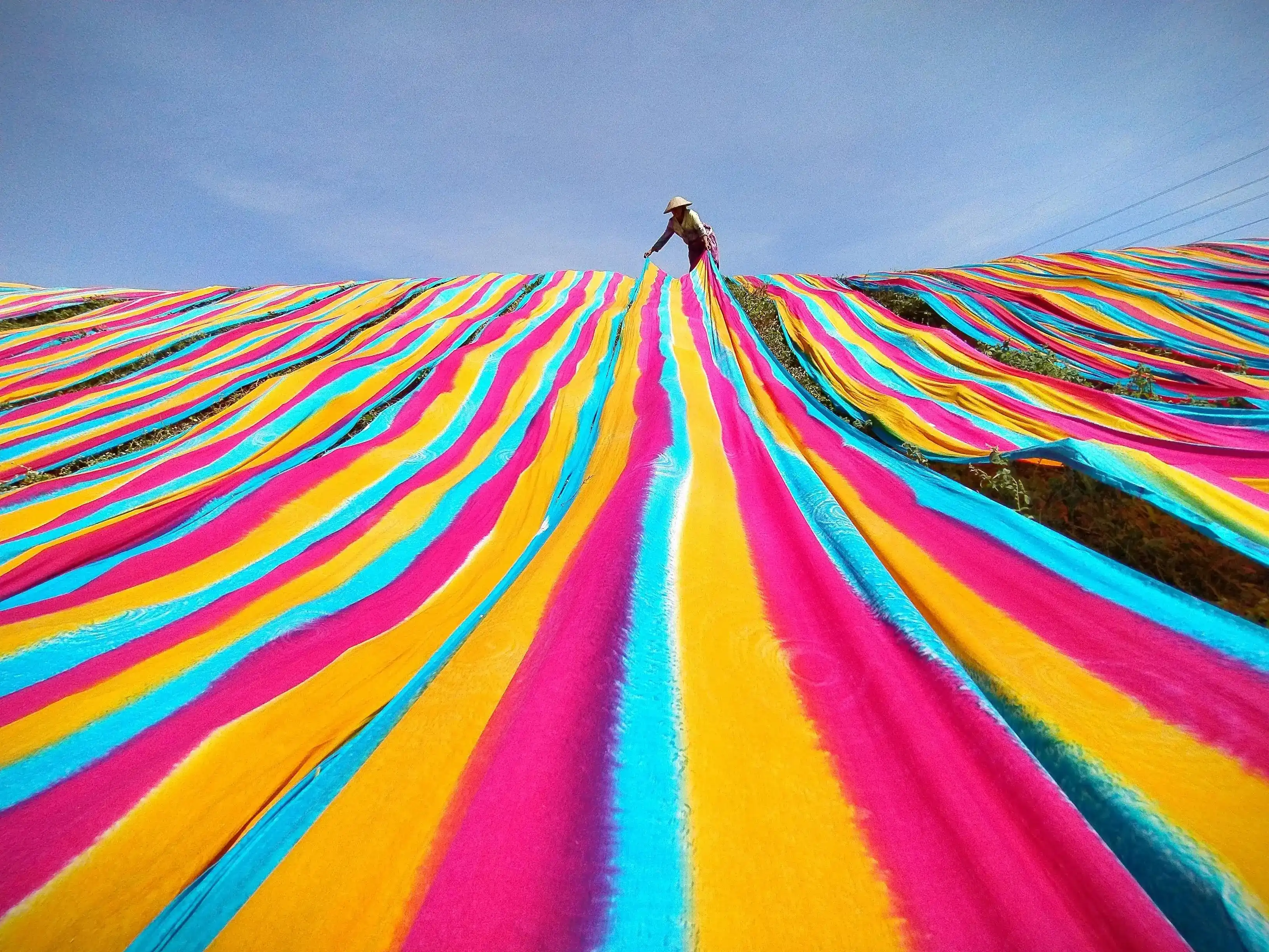 Самые яркие оттенки. Девушка с разноцветными ногтями. Яркие разноцветные ногти. Разные цвета вокруг нас. Продумано ярко.